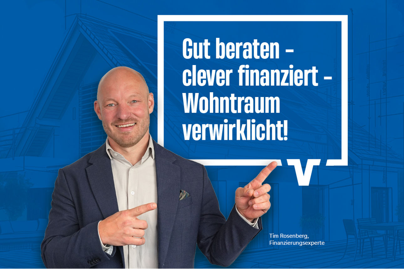 Tim, unser Baufinanzierungsexperte, steht vor einem blauen Hintergrund mit Sprechblase