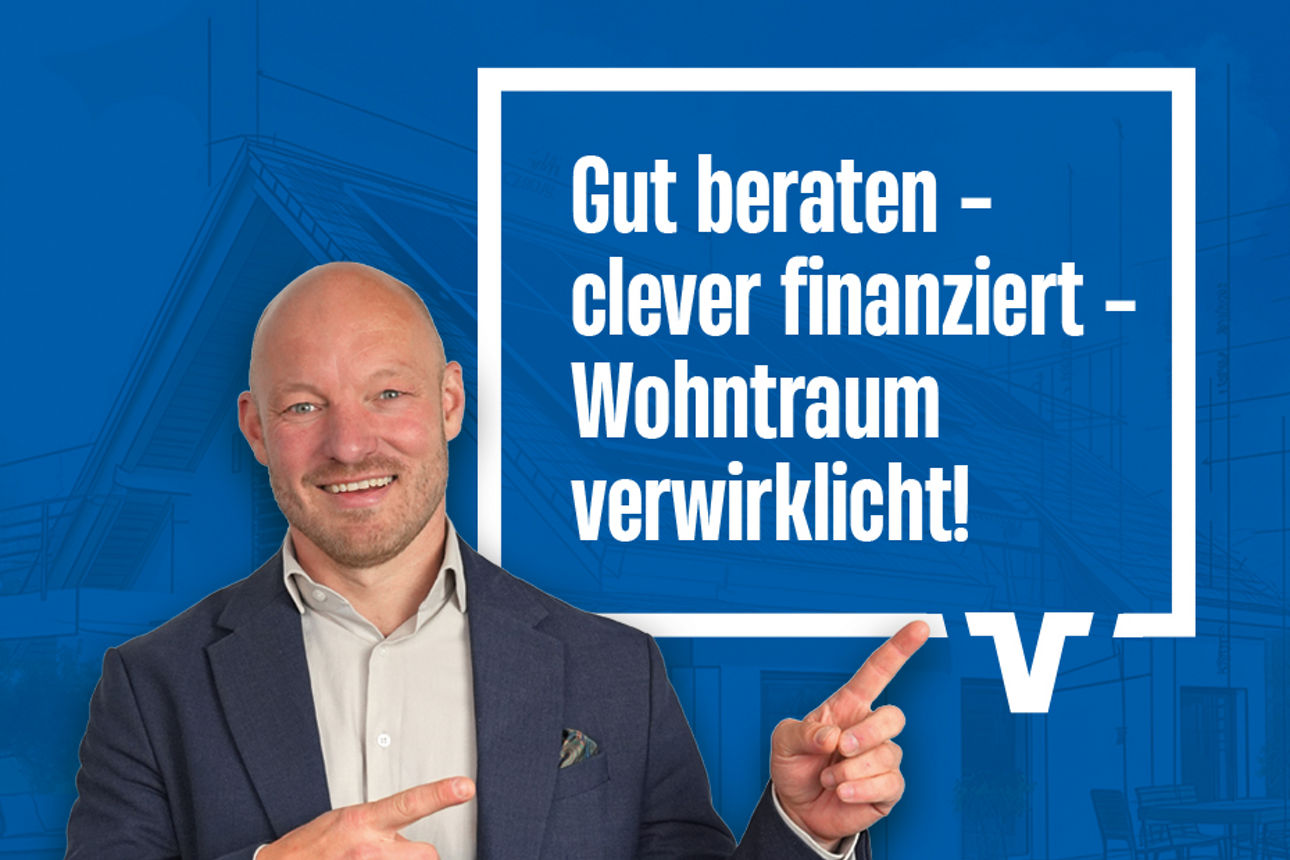 Tim, unser Baufinanzierungsexperte, steht vor einer blauen Wand mit Sprechblase