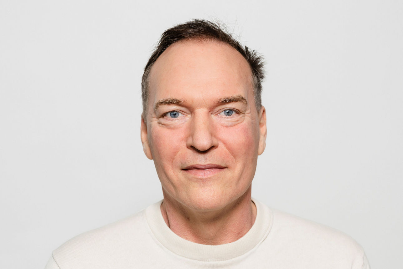 Foto von Christian Ort im cremefarbenen Pullover