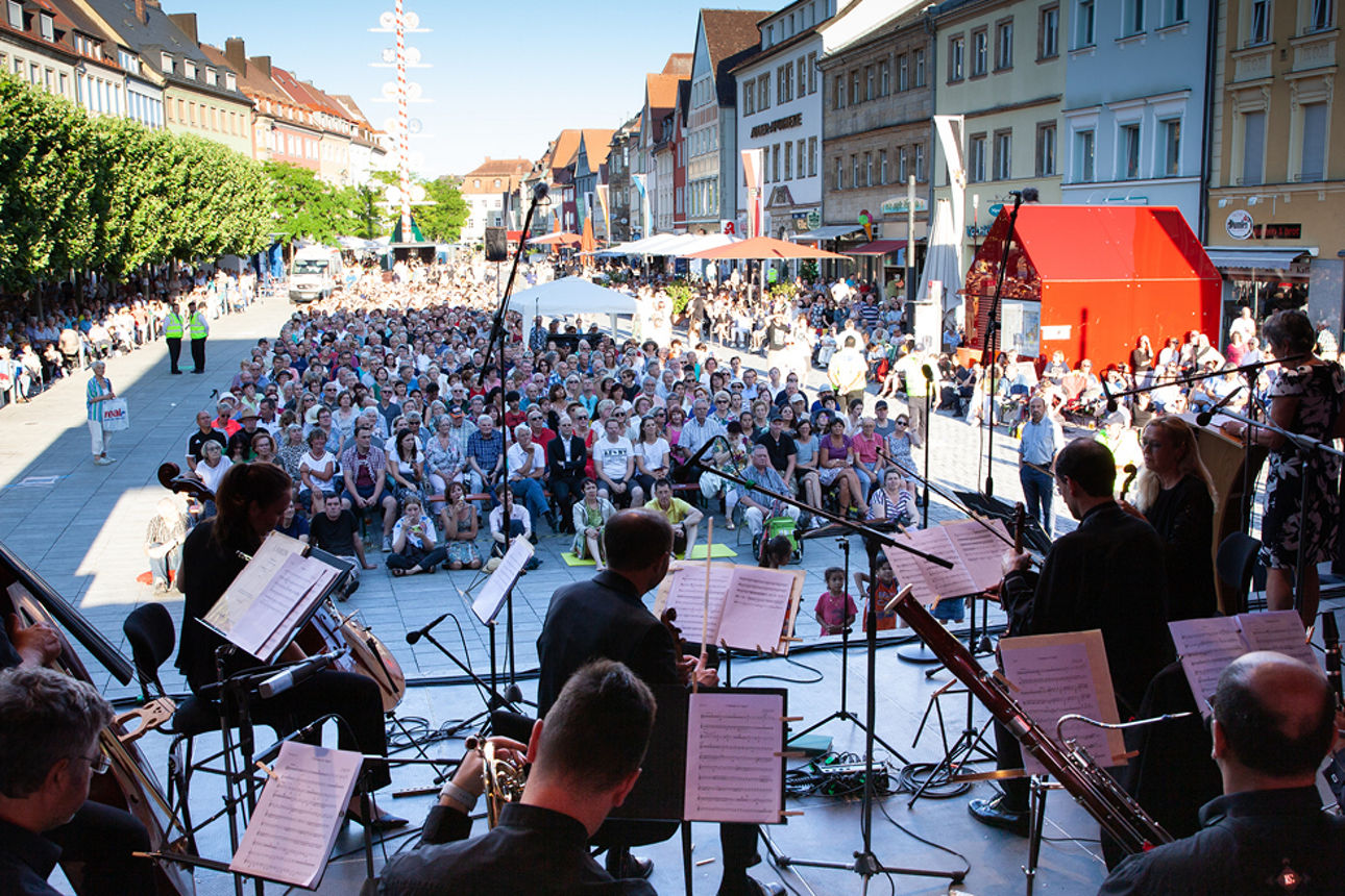 Ein Orchester spielt auf einer Bühne in der Bayreuther Innenstadt