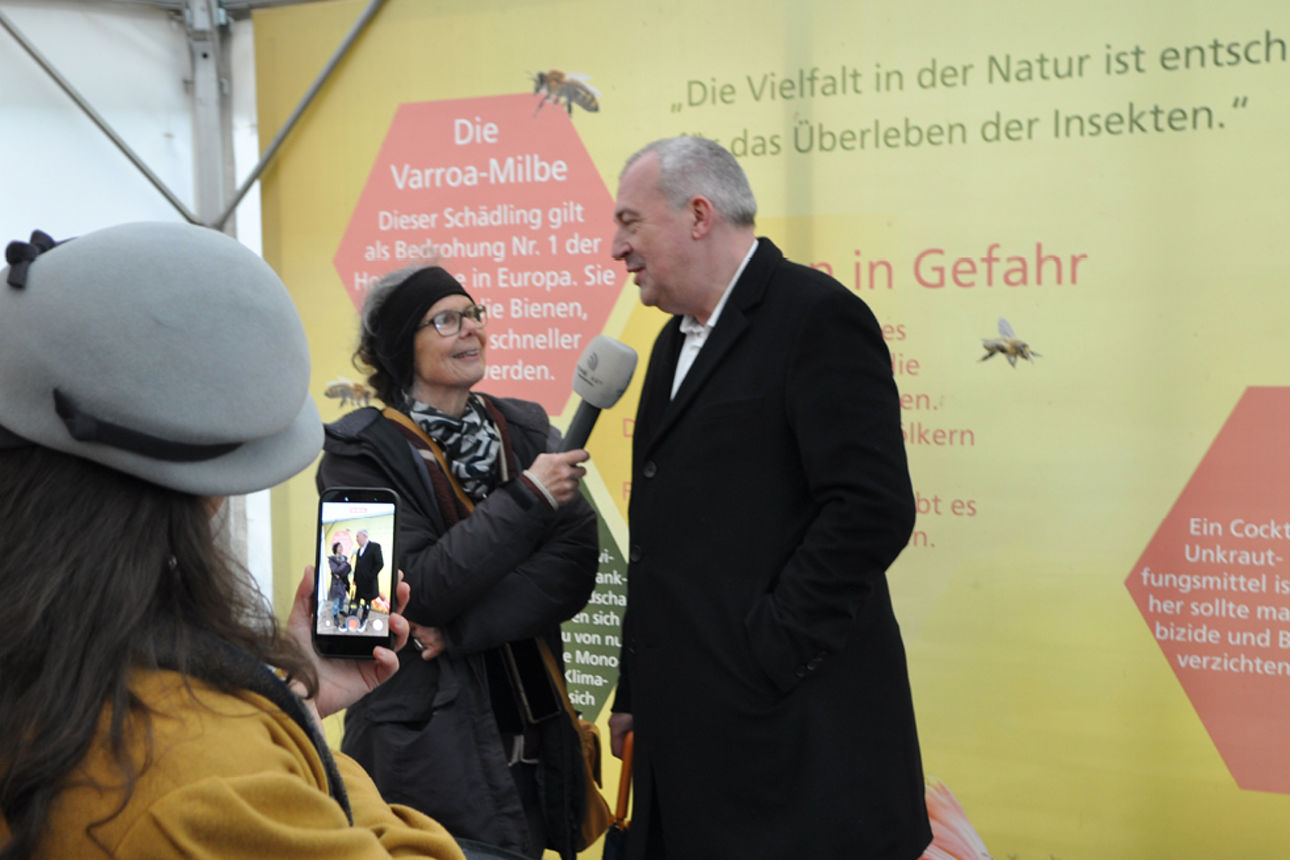 Sparda-Vorstand Stefan Schindler spricht mit der Presse über das Erfahrungsfeld der Sinne