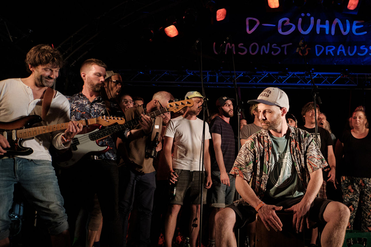 Eine Band performt auf der Umsonst und Draußen Bühne