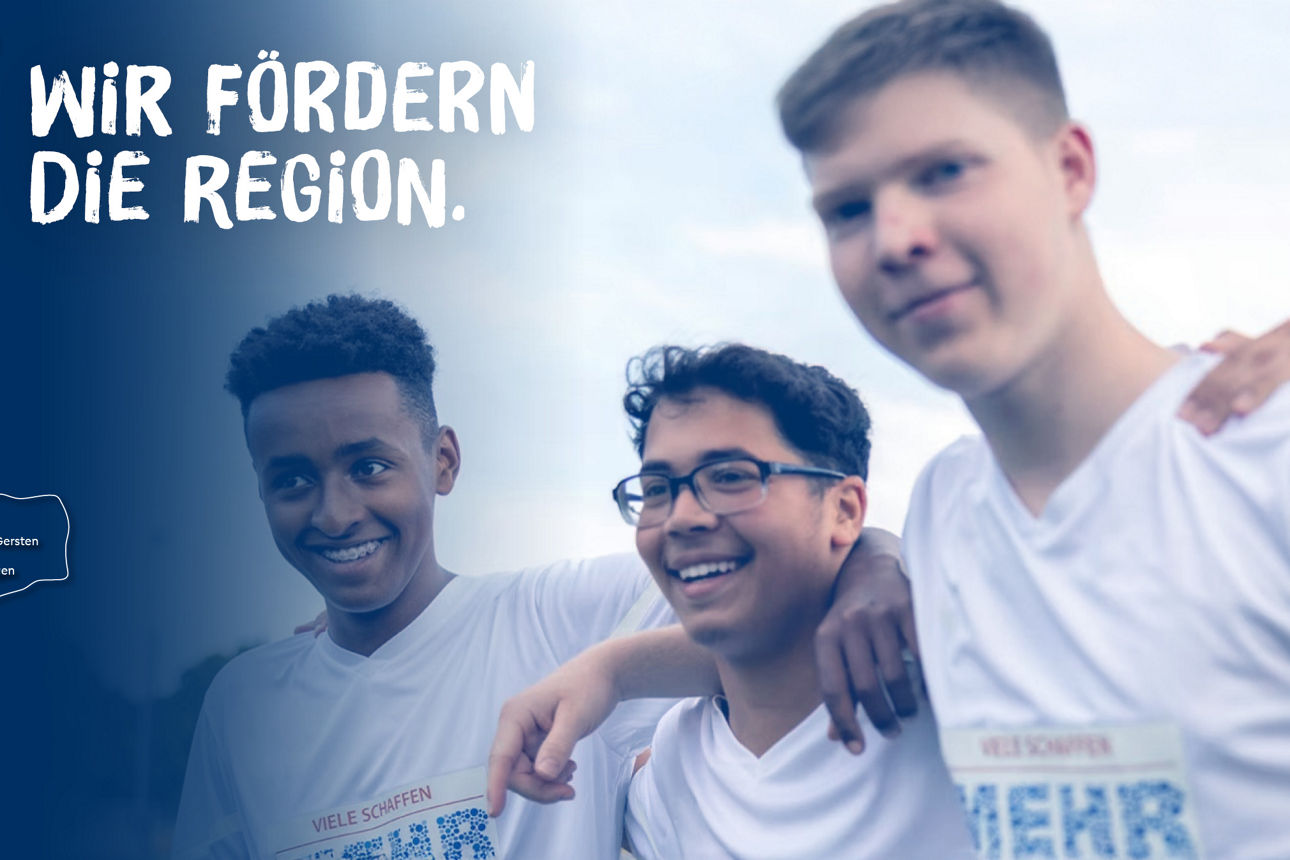 Drei junge Fußballer mit dem "Viele schaffen mehr" -Logo auf dem Trikot
