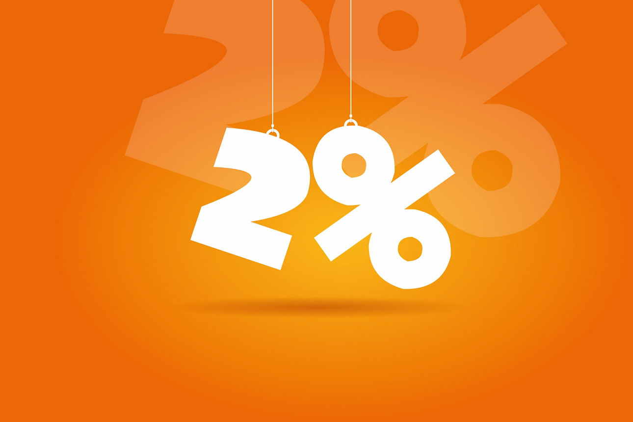 Konditionsangabe 2% p. a. vor einem orangen Hintergrund hängt an Schnüren. 