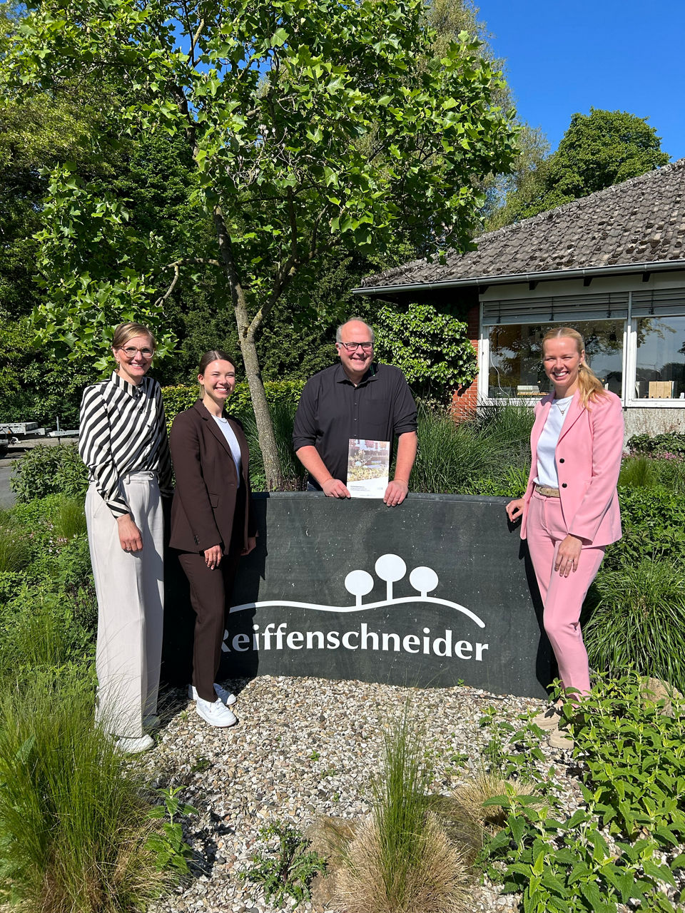 Übergabe des Nachhaltigkeitsberichts an die Firma Reiffenschneider Garten- und Landschaftsbau GmbH & Co. KG