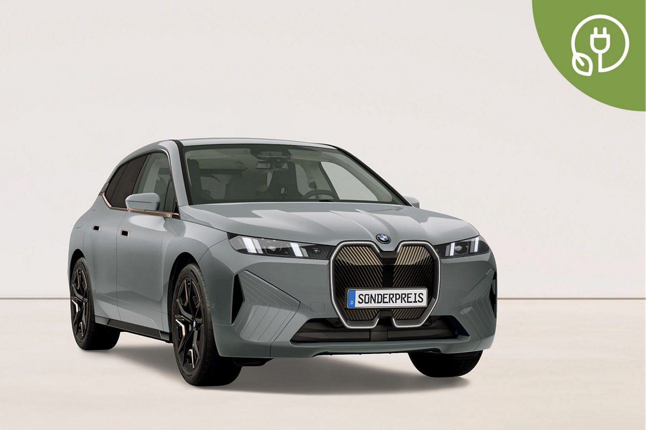 Ein BMW iX xDrive45 in grau metallic wird schräg frontal dargestellt