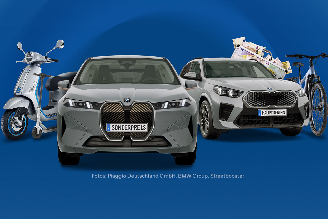 Ein BMW iX2 eDrive20,  ein E-Roller, eine Vespa, ein E-Bike und ein Geldkoffer vor einem blauen Hintergrund