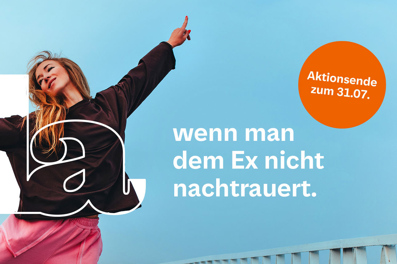 Junge Frau steht mit ihrem Fahrrad in einem Park und schaut verträumt in die Natur. Auf dem Bild ist zudem der Schriftzug "da, wenn ein Neustart mit Zinsvorteil kommt." zu sehen.