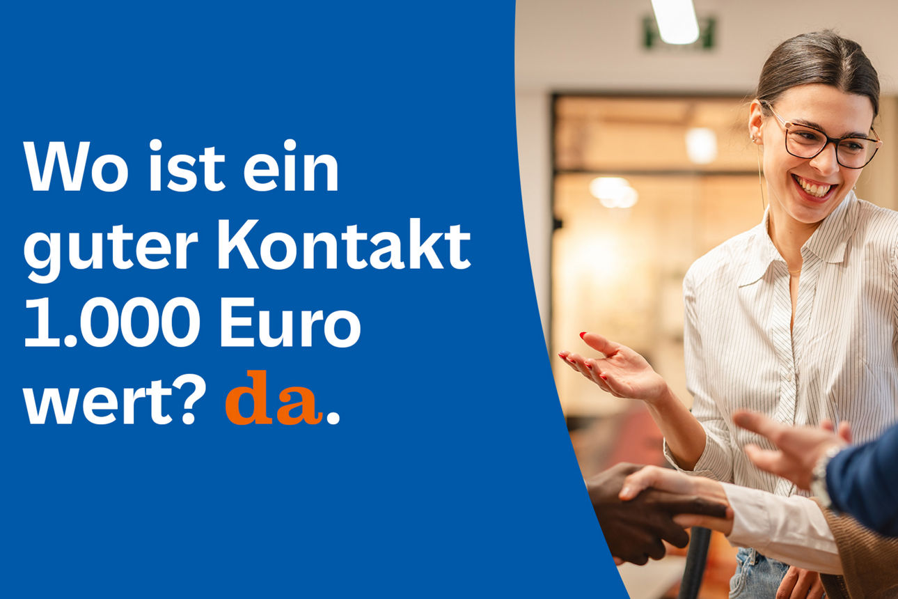 Eine Frau mit Hemd lächelt in einer Gesprächsgruppe
