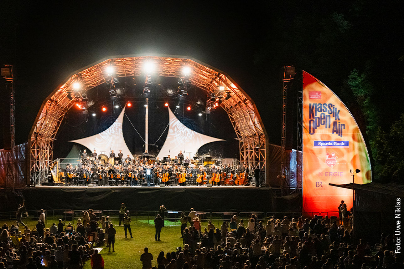 Die Hauptbühne des Klassik.Open-Air in Nürnberg mit abendlichem Ambiente.