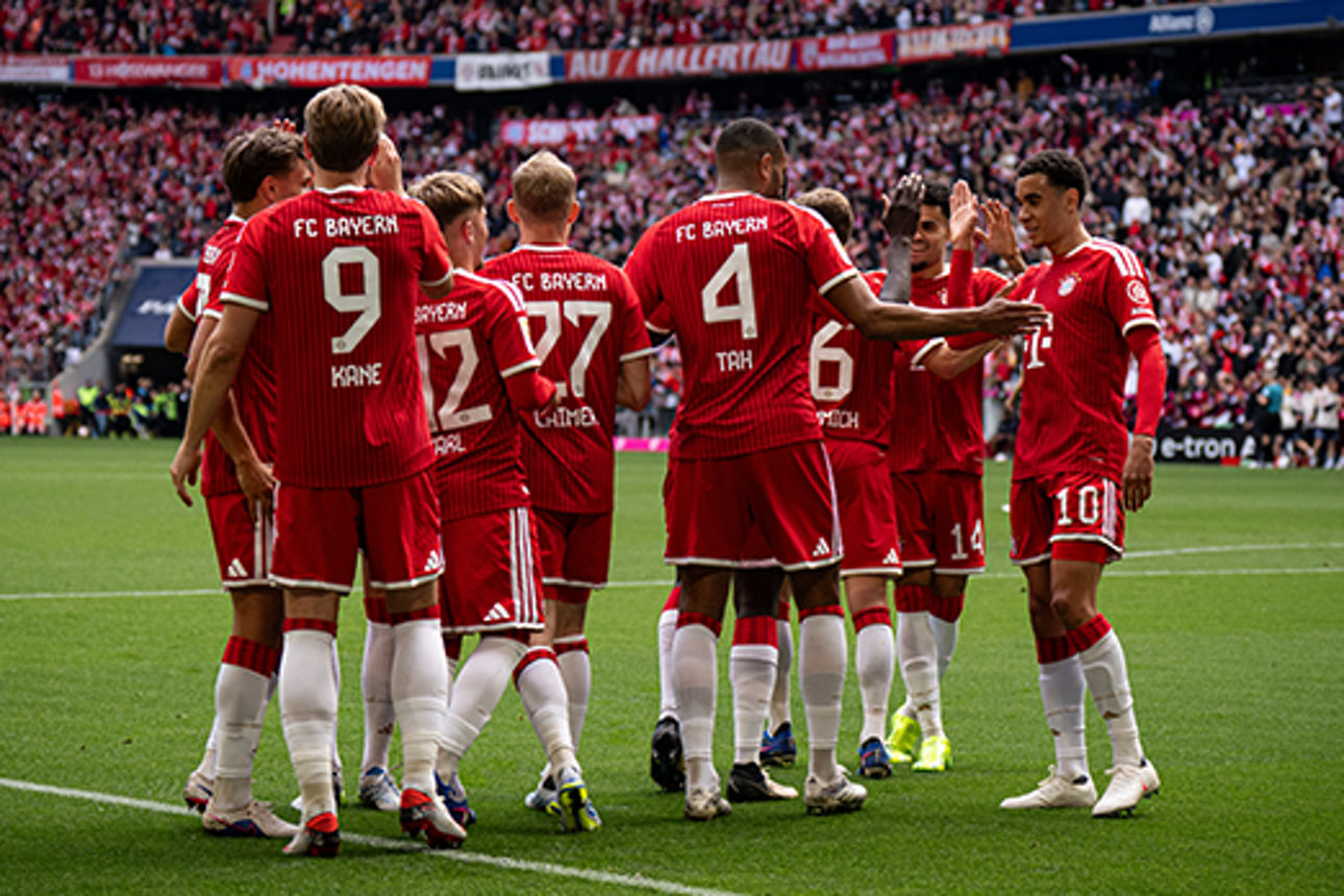 Jubelnde Spieler des FC Bayern München im Stadion