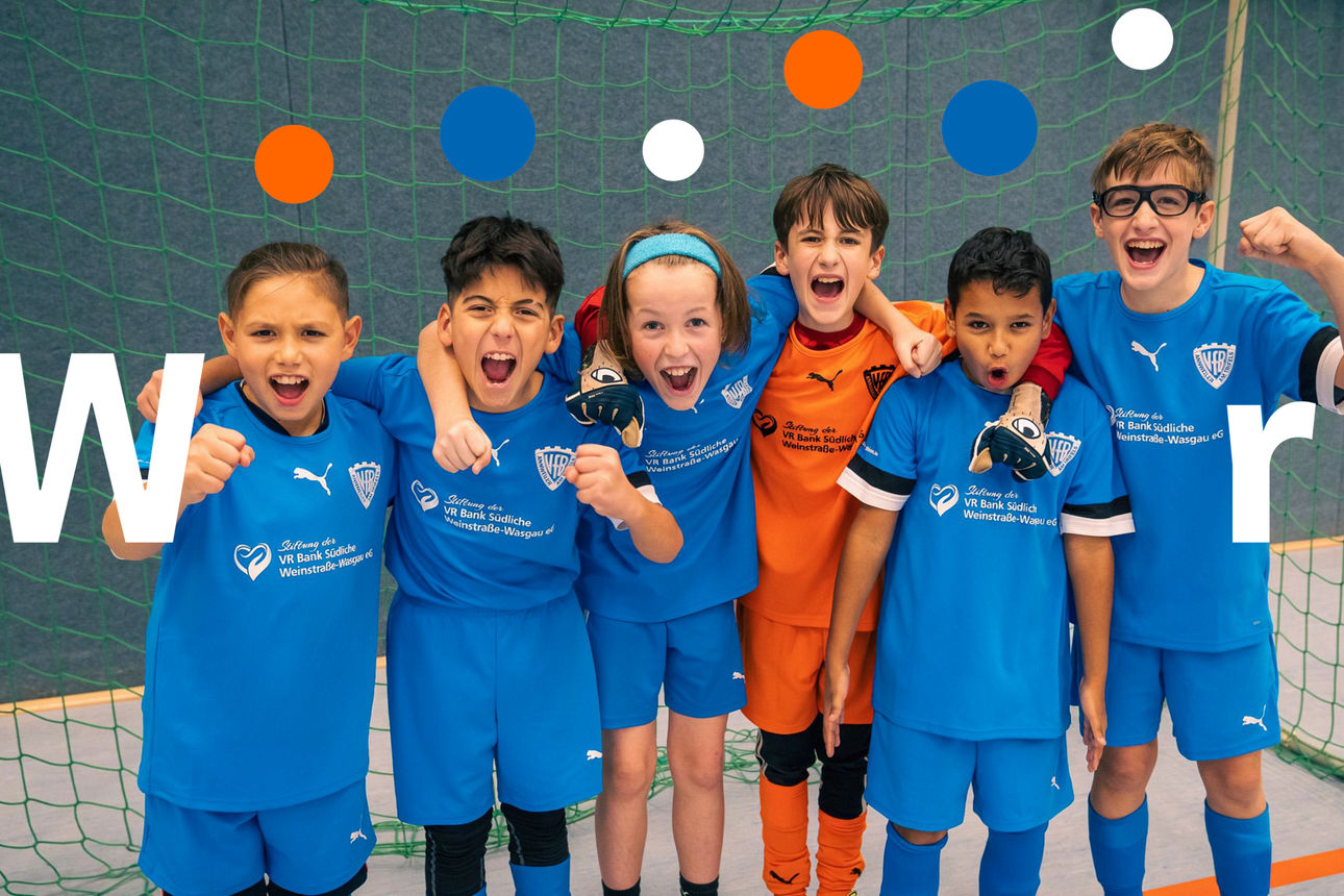 WIR - Kinder-Fußballteam vor Tor in blauen Trikots 5