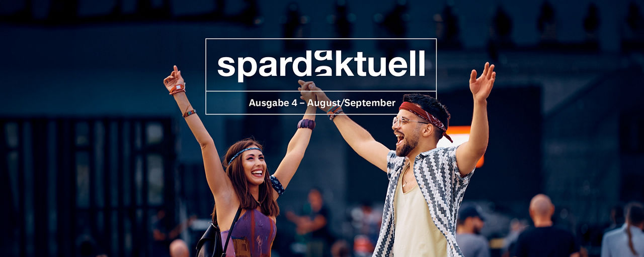 Zwei junge Menschen feiern gemeinsam in sommerlichem Umfeld