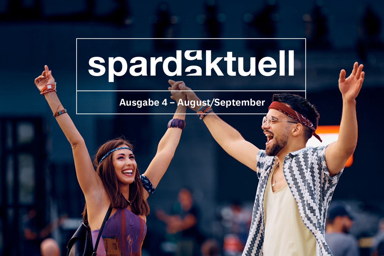 Zwei junge Menschen feiern in sommerlichen Outfits