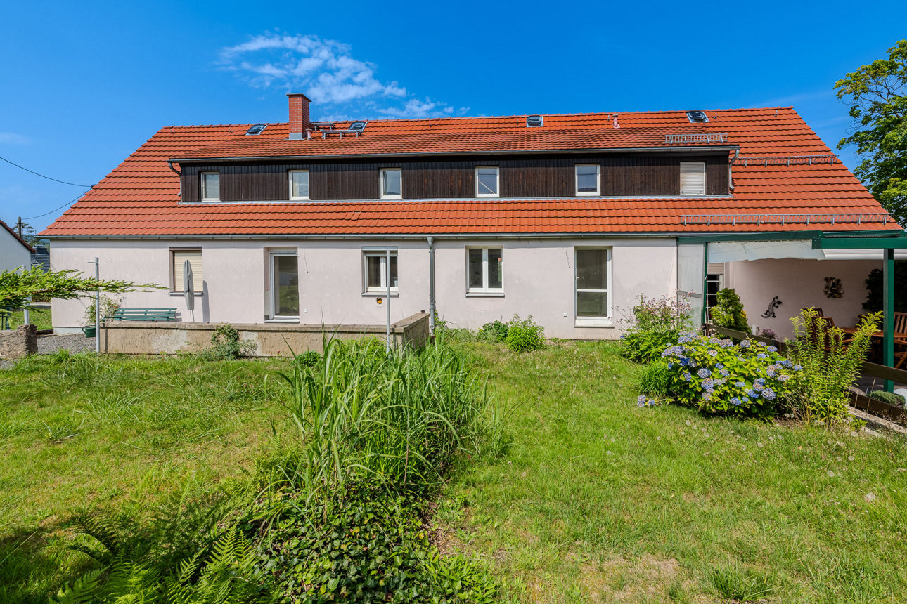 Garten, grüne Wiese, zwei Reihenhäuser Ansicht