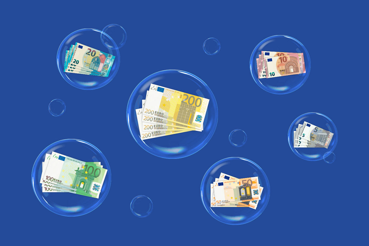 Verschiedene Geldpreise in Blasen vor einem blauen Hintergrund