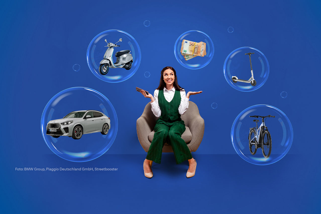 Ein BMW iX2 eDrive20,  ein E-Roller, eine Vespa, ein E-Bike und ein Geldkoffer in Blasen