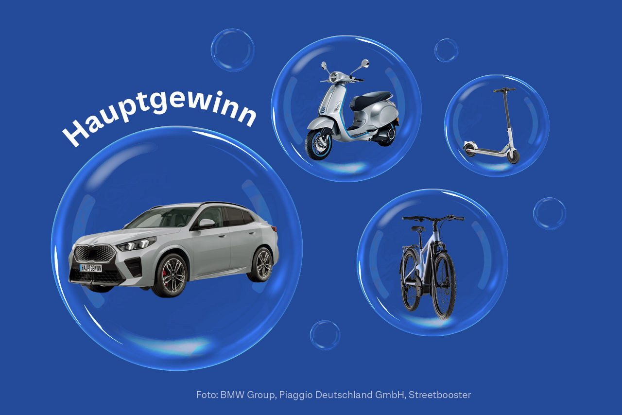 Ein grauer BMW, eine Vespa, ein E-Roller und ein E-Bike sind als Sachpreise in Blasen vor einem blauen Hintergrund