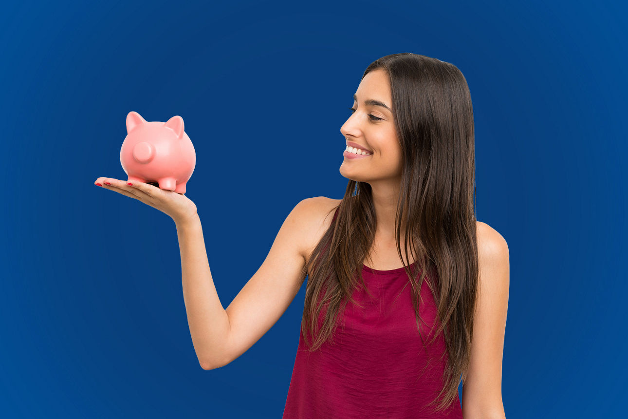 Eine lächelnde Person mit einem Sparschwein auf der Hand zum Thema Sparen