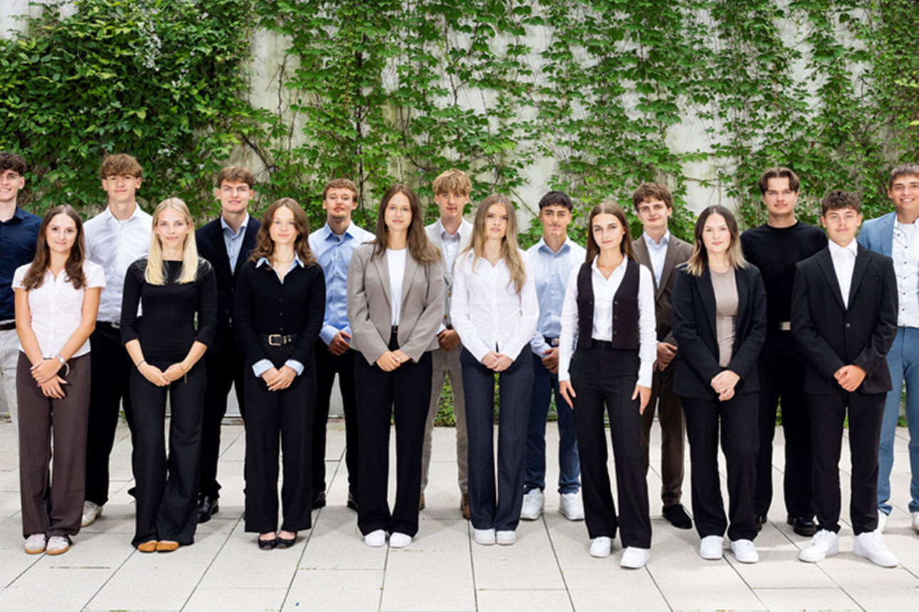 Gruppenbild des Auszubildendenjahrgangs 2026 der Sparda Bank Nürnberg eG