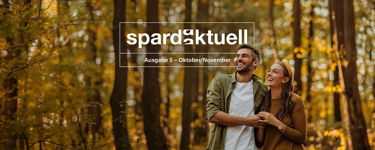 Ein Paar spaziert durch einen Herbstwald