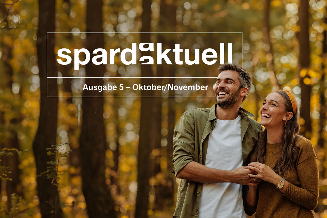 Ein glückliches Paar läuft durch einen herbstlichen Park