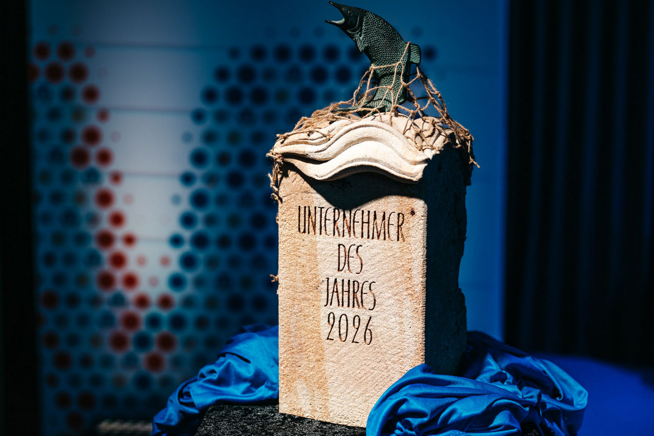 Pokal mit Fisch oben und Netz aus Sandstein