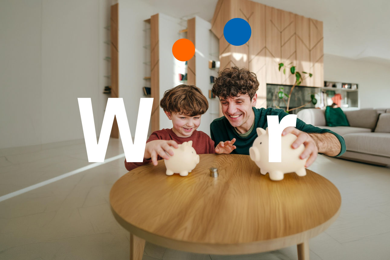 Vater und Sohn mit Sparschwein