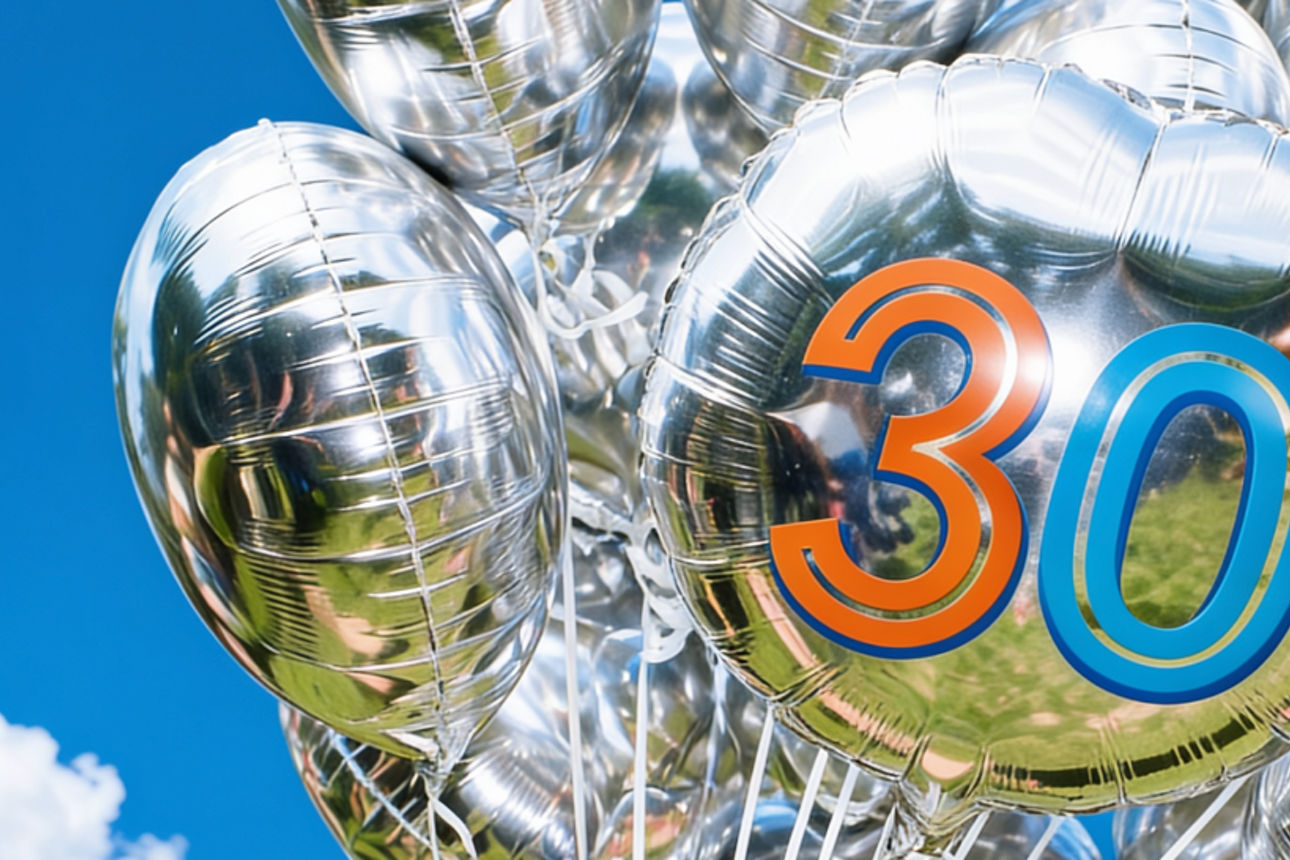 Schwebende silberfarbene Luftballons
