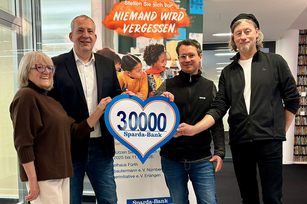 Stefan Schindler mit Vertretern der drei Vereine, die Spenden erhalten haben