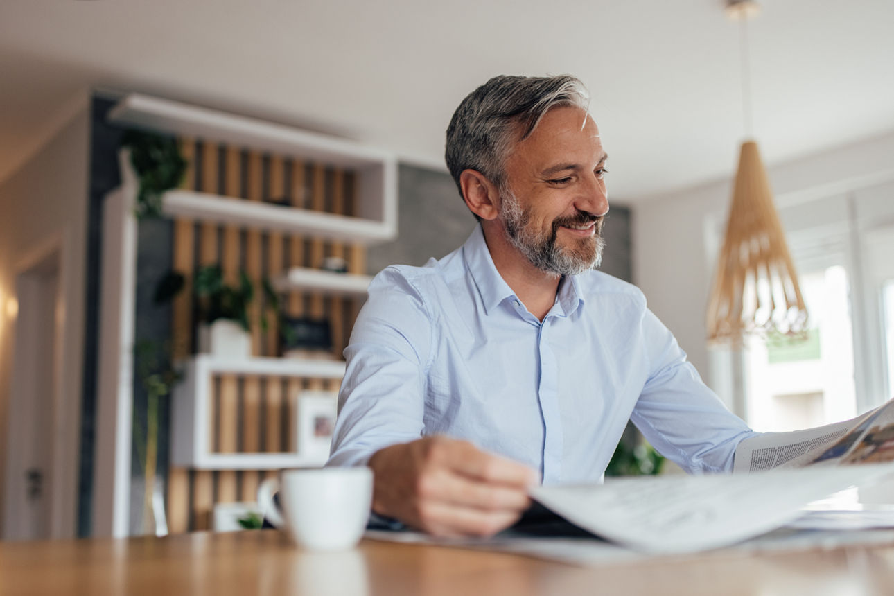 Team überprüft Finanzdaten auf einem Tablet.