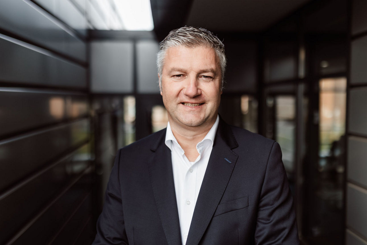 Mitarbeiterfoto Dennis Busch, Leitung Unternehmenskunden, Volksbank BRAWO