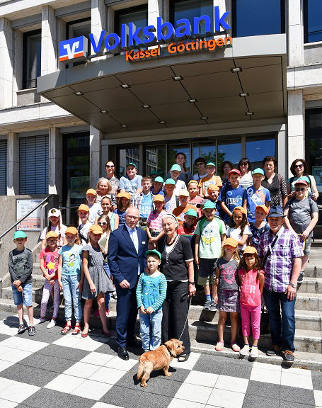 Volksbank Kassel Göttingen eG, Kinder aus Tschernobyl, Empfang von 35 Kinder aus Tschernobyl, (mitte v.l.n.r.) Volker Stern (Vorstandsmitglied Volksbank Kassel Göttingen eG), Ingrid Rathgeber (Verein Hilfe für Kinder in Not Tschernobyl)