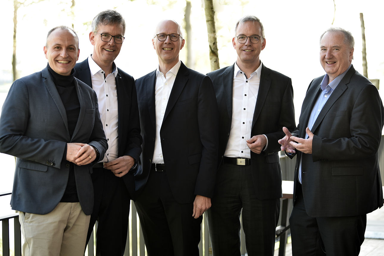 Schülerinnen der AG „Schule ohne Rassismus mit Courage“ am Gymnasium Meschede nehmen den Social Award von Jörg Werdite (Vorst