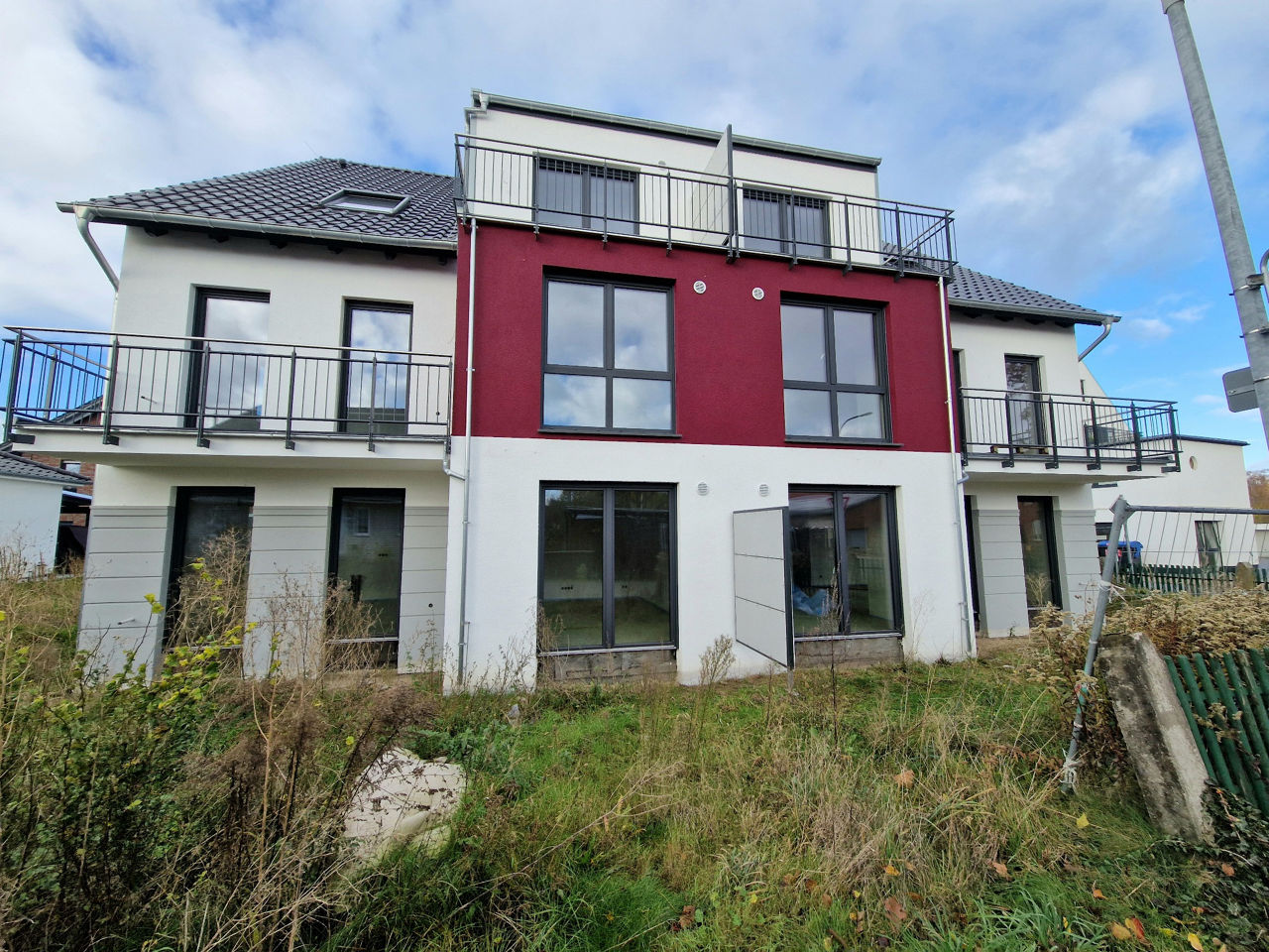 Ein modernes Haus mit einer roten Akzentwand