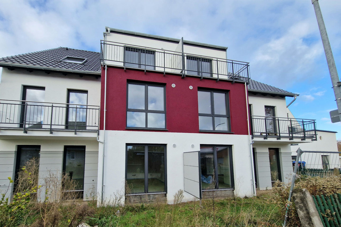 Ein modernes Haus mit einer roten Akzentwand