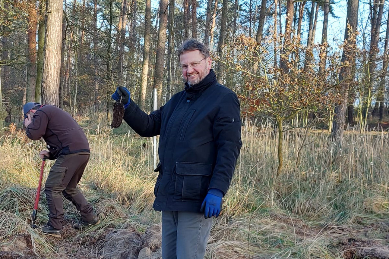 Der Vorstand Herr Scheel mit einem Sätzling in der Hand.