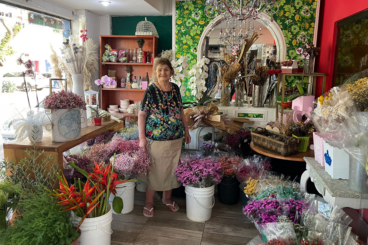 Frau steht in ihrem Blumenladen