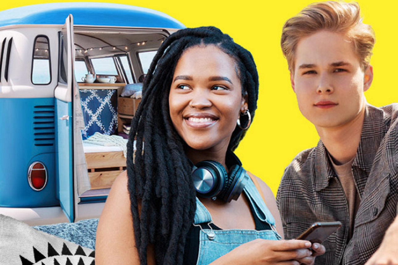 Junges Paar mit VW-Bus im Hintergrund