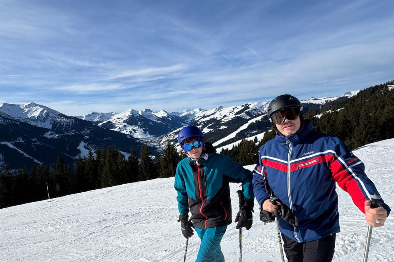 Ein Skigebiet in den Bergen mit zwei Skifahrern.