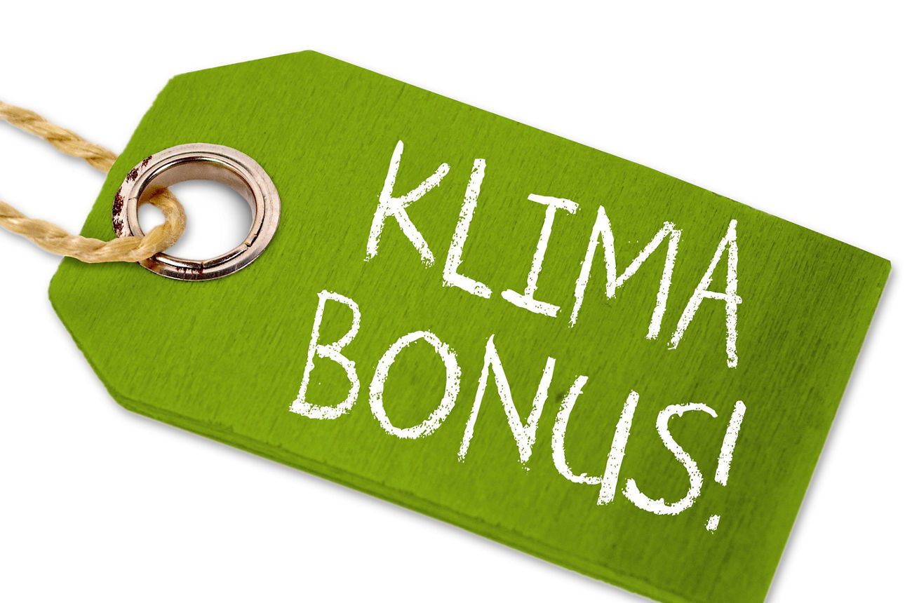 Grüner Anhänger mit Aufschrift KlimaBonus