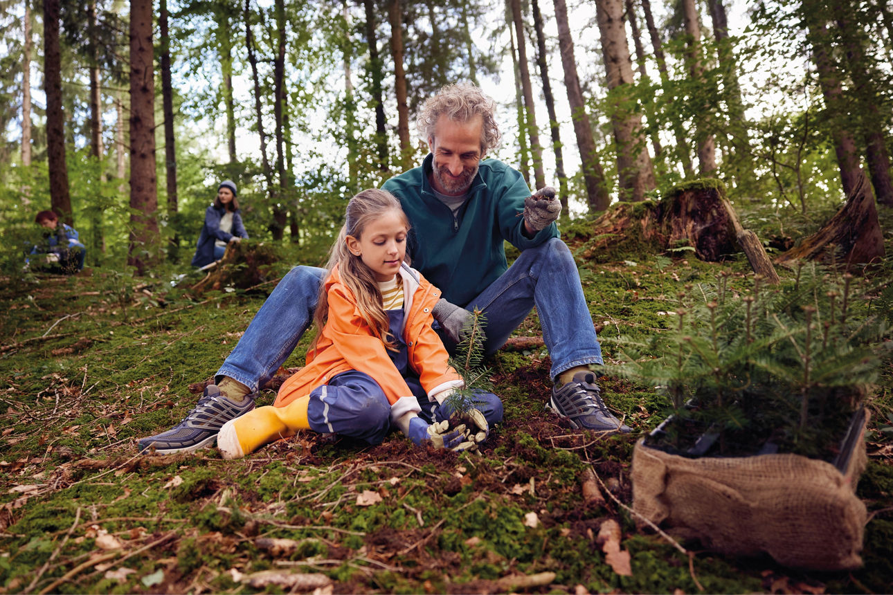 Vater mit Kind im Wald