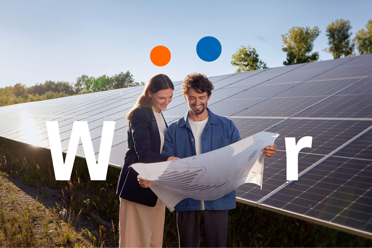 Gemeinsame Beratungssituation bei einer PV-Anlage