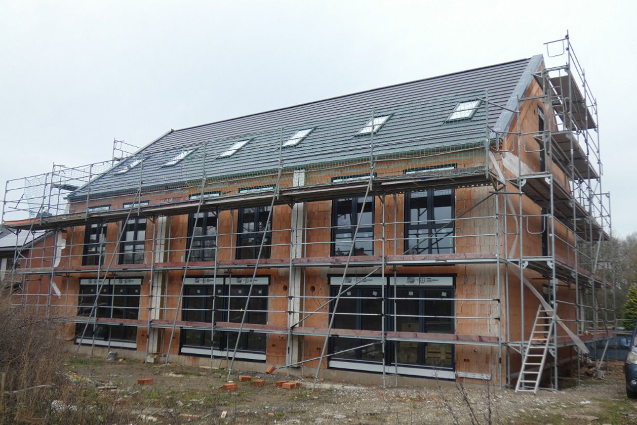 Gebäude im Rohbau mit Gerüst außen