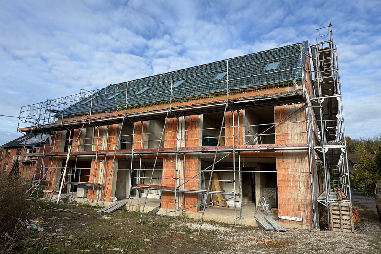 Frontansicht eines Hauses mit Gerüst