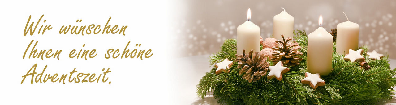 Adventskranz mit zwei brennenden Kerzen und der Aufschrift "Wir wünschen Ihnen eine schöne Adventszeit"