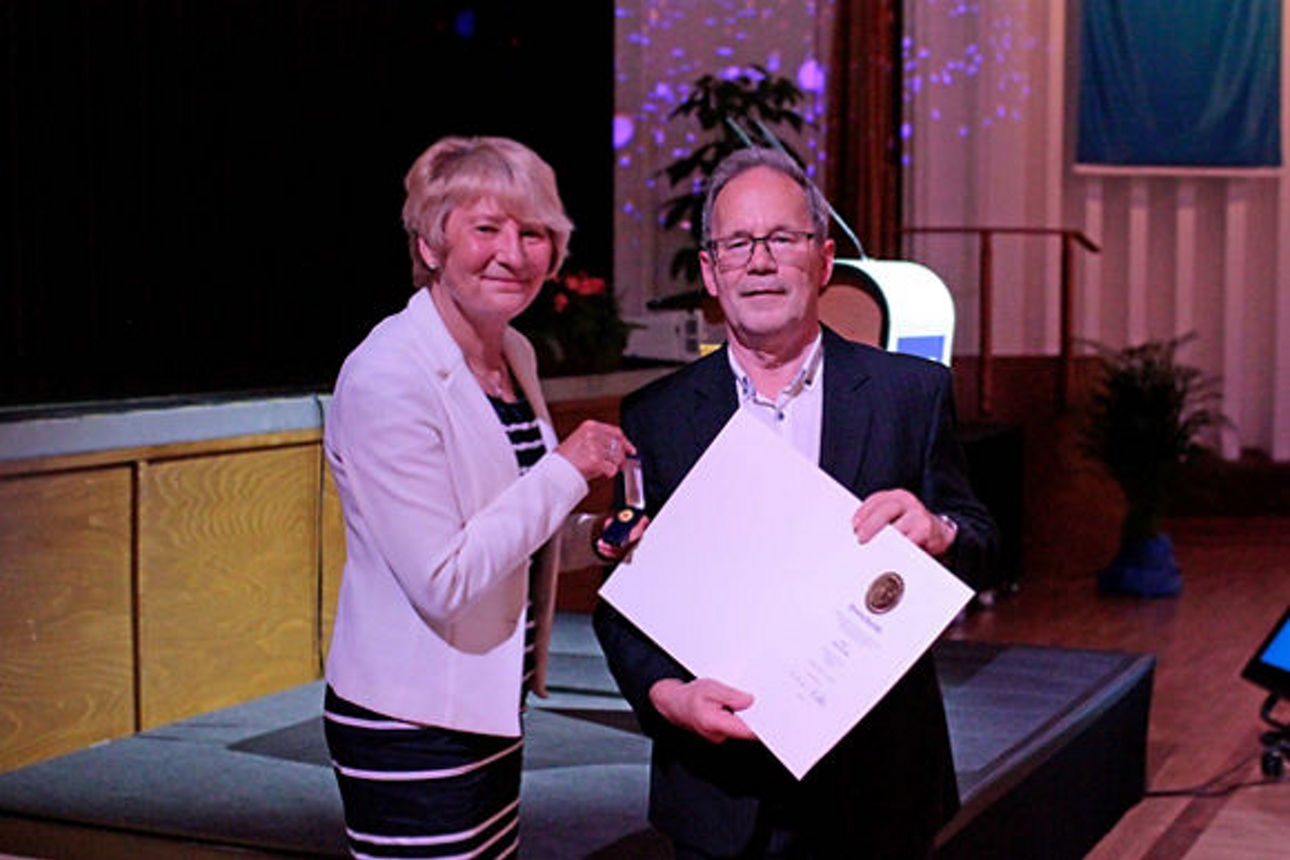 Detlef Schmidt wird mit einer goldenen Anstecknadel vom BVR geehrt