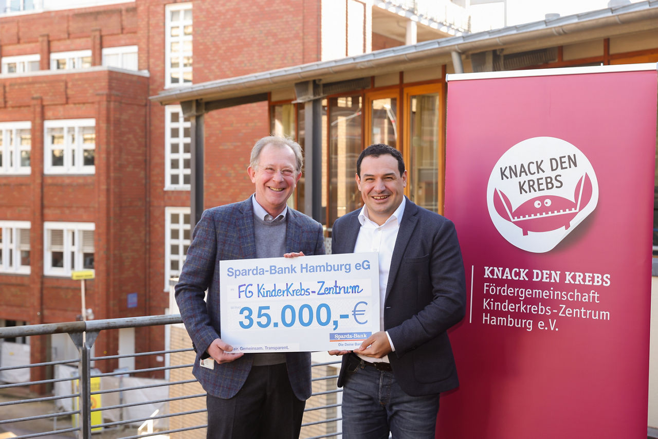 Symbolischer Scheck in Höhe von 35.000 € wird an die Fördergemeinschaft übergeben