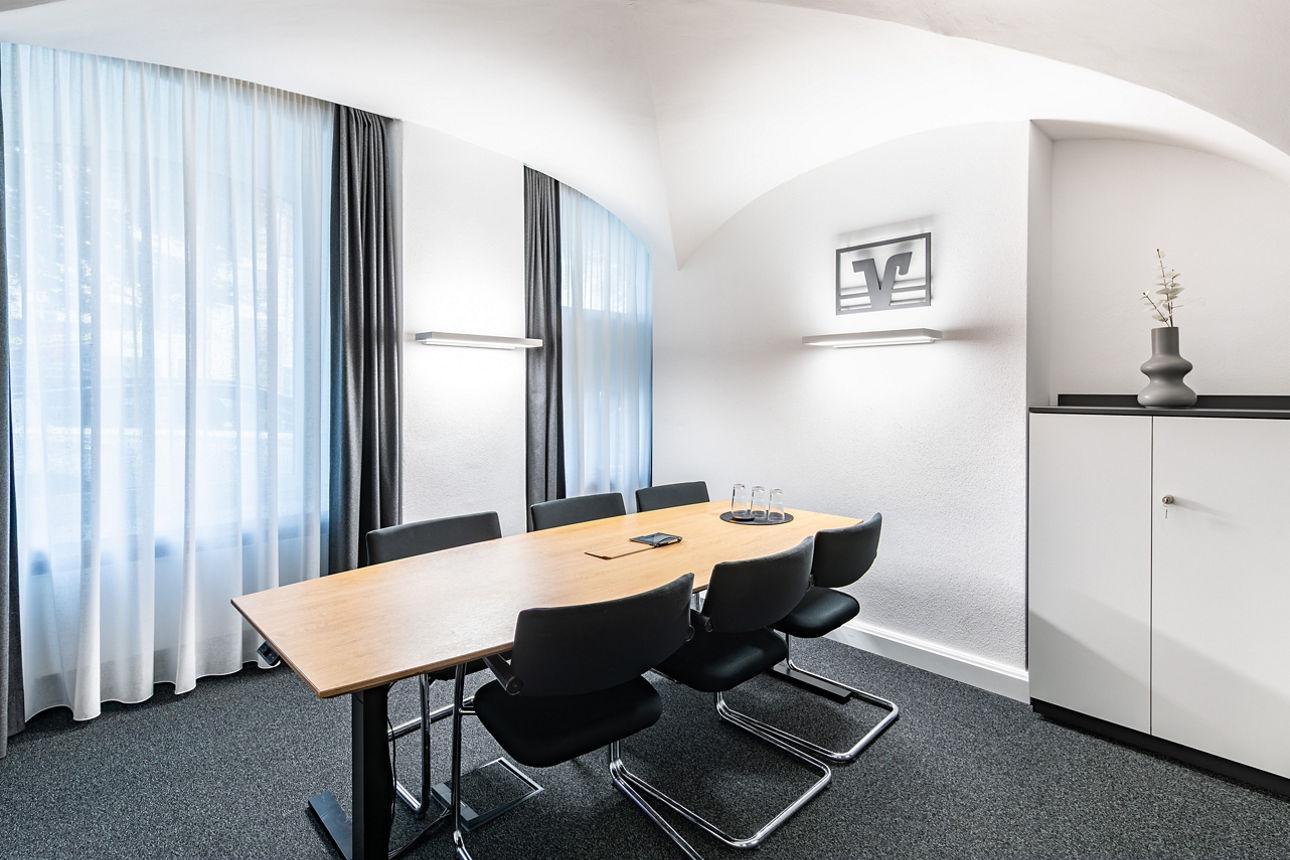 Besprechungszimmer für 6 Personen - an der Wand ist unser Markenzeichen angebracht