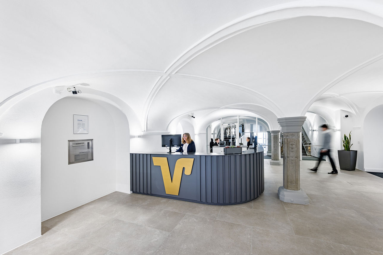 Schaltertheke unserer modernisierten Geschäftsstelle am Rathausplatz